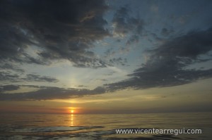 Amanecer en alta mar