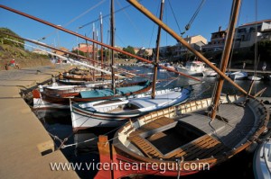 Stintino. Vela latina por un tubo.