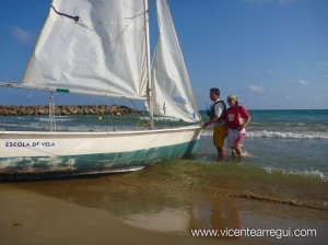 Un Raquero de vela ligera en la playa de cubellas