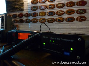 Seguridad: Radio VHF con llamada selectiva digital (DSC) y AIS