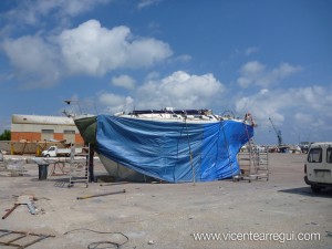 Casco cubierto para protejerlo de la humedad